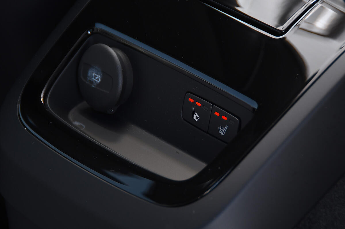 Volvo V90 T6 Recharge PHEV 2020 road test review - heated seats