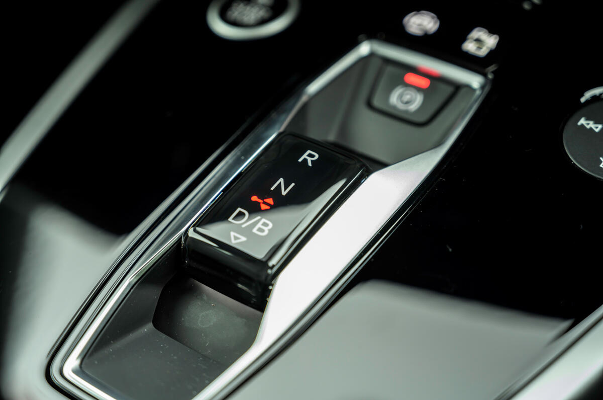 15 Audi Q4 E tron 2021 RT hero centre console