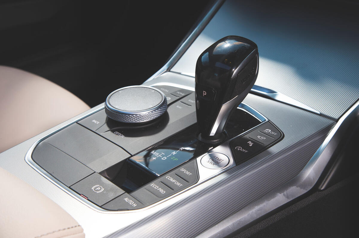 BMW 3 Series 320d 2019 Road Test review - centre console