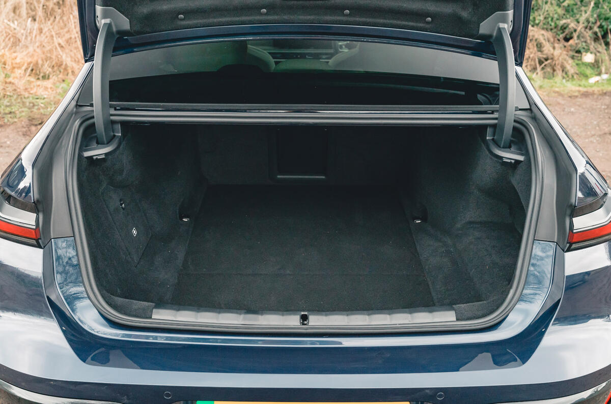 15 BMW I7 RT 2023 boot