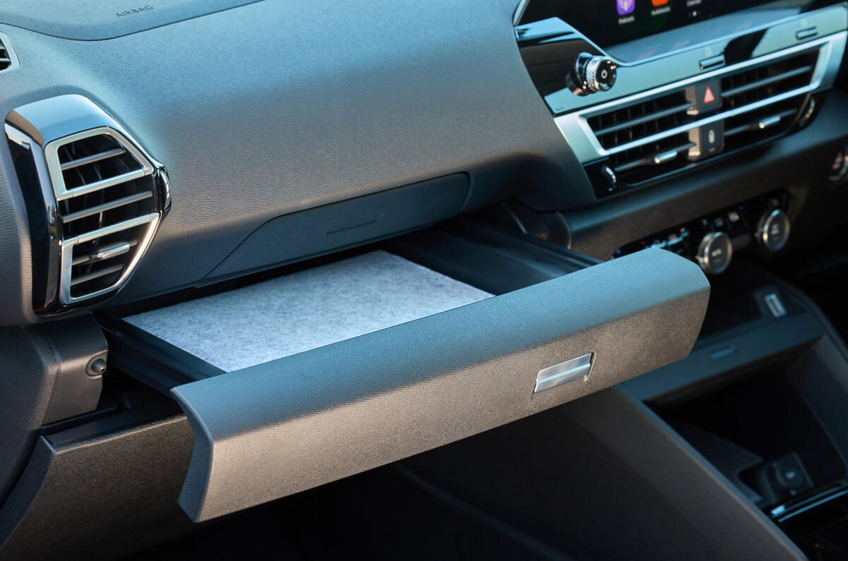 15 Citroen e C4 X 2025 avis boîte à gants