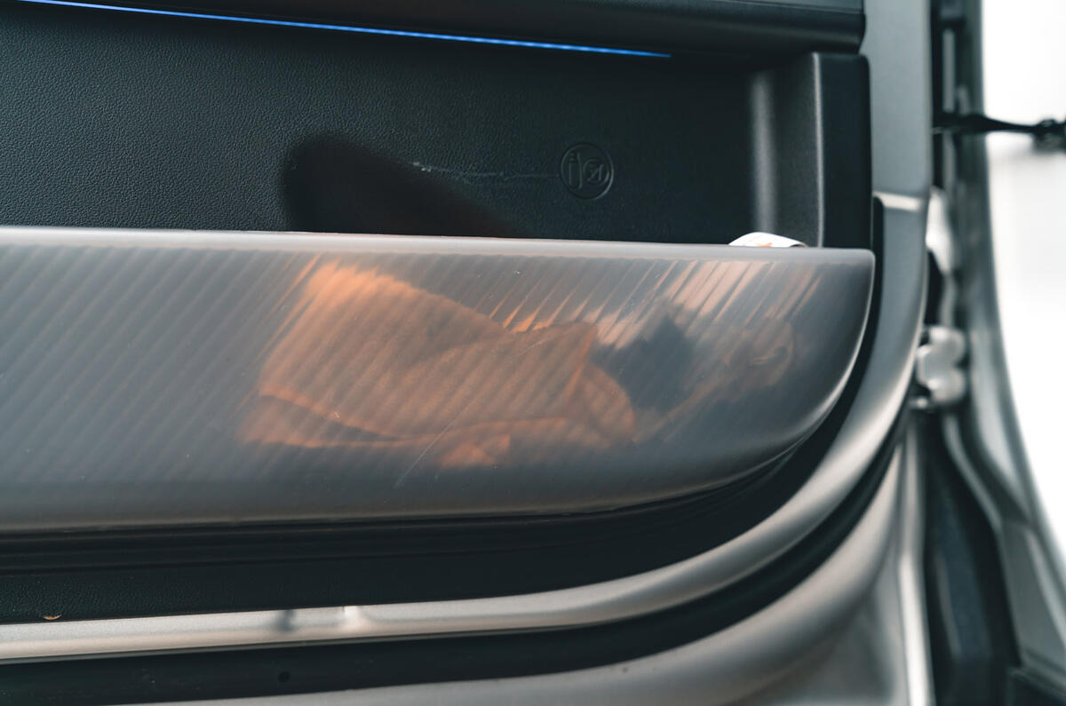 15 Hyundai Ioniq 6 RT 2023 bac de porte translucide
