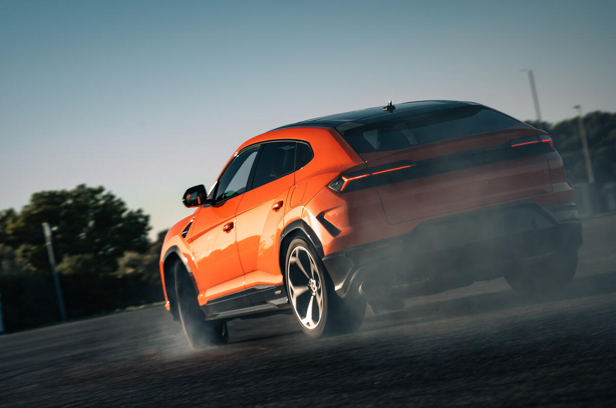 15 Lamborghini Urus SE 2024 compte-rendu de la dérive arrière