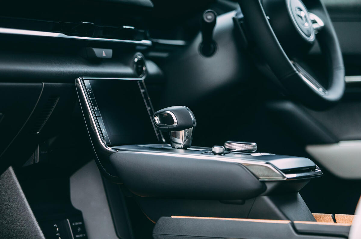 15 Mazda MX 30 2021 : essai routier du levier de vitesses