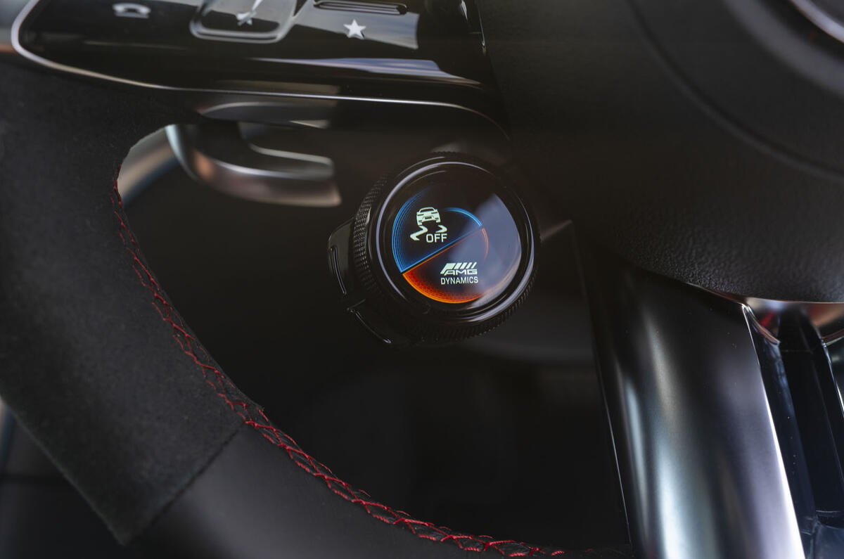 15 Mercedes AMG CLE 53 2024 - compte-rendu des commandes satellite au volant