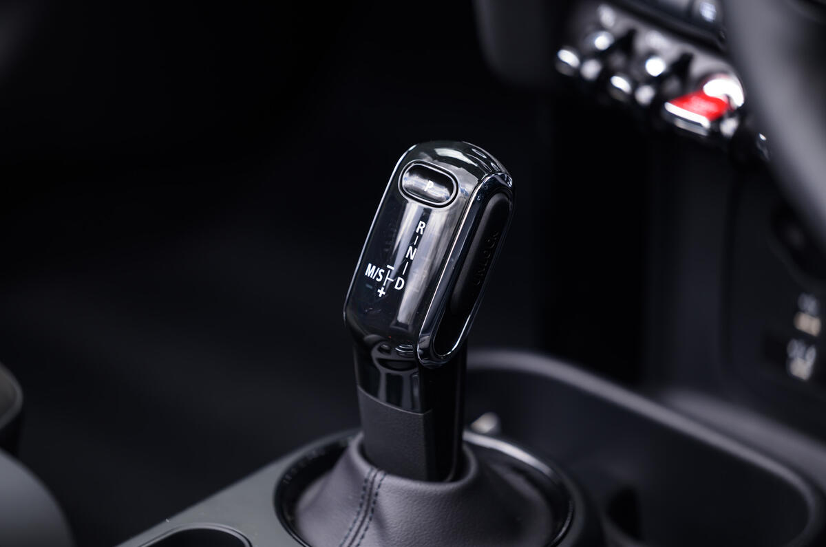15 Mini Convertible 2021 RT gearstick