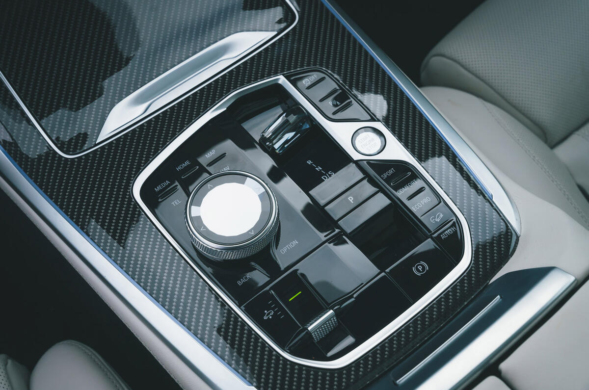 16 BMW X7 M60i RT 2023 centre console gear selector