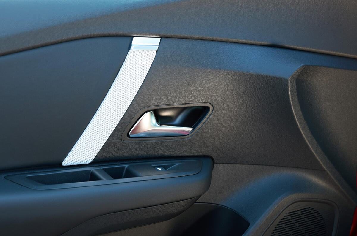 16 Citroen e C4 X 2025 avis carte de porte