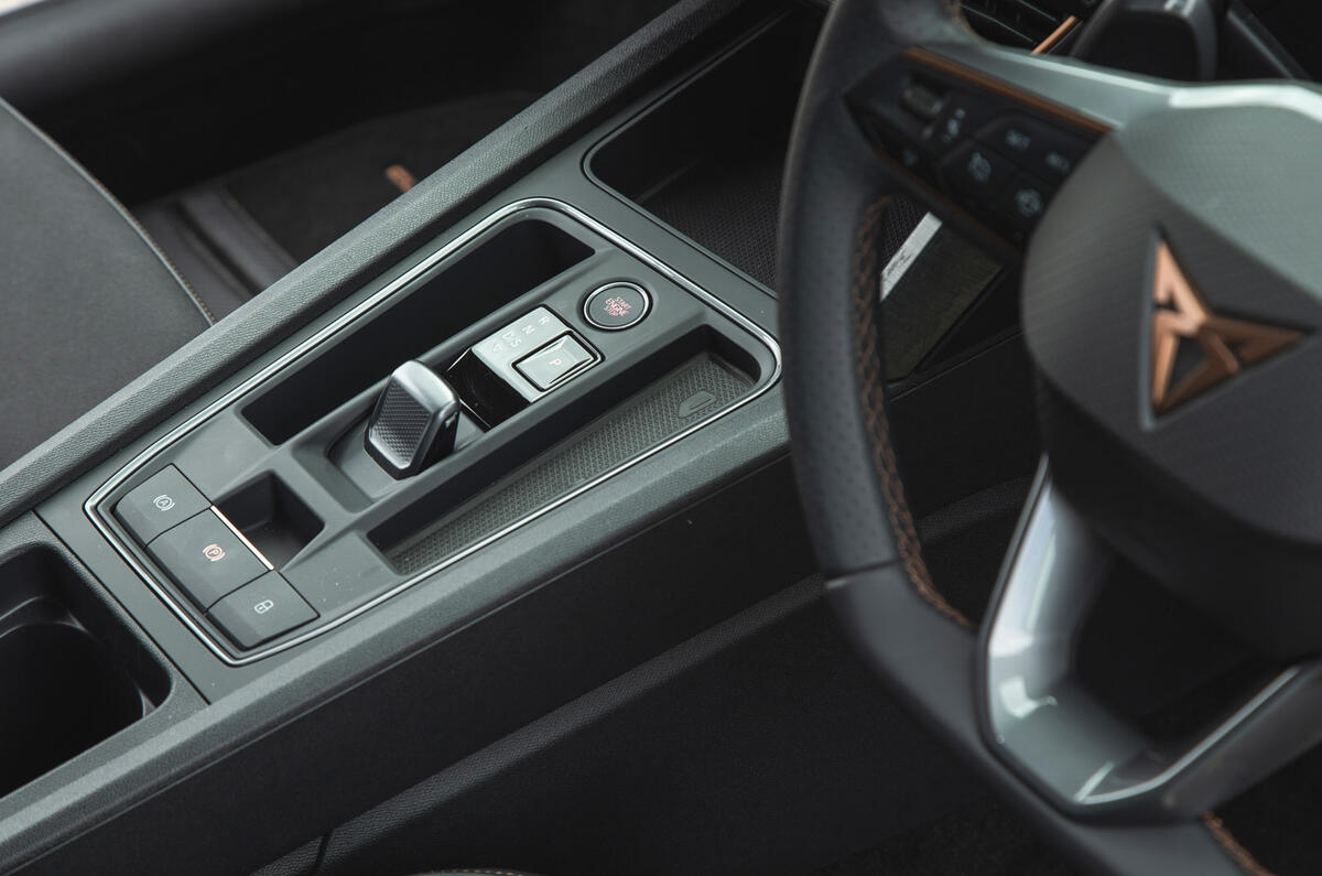 16 Cupra Leon 245 Hatchback RT 2022 centre console