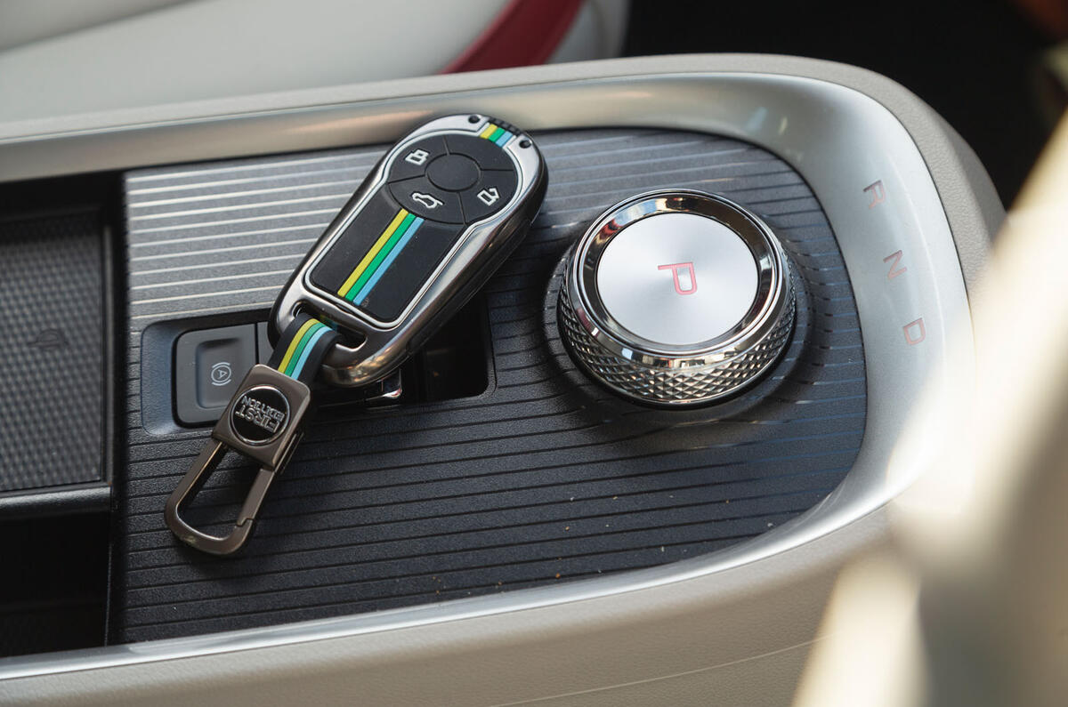 16 GWM ORA Funky Cat RT 2023 key centre console