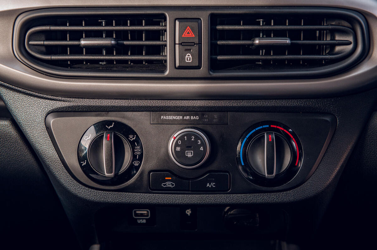 Hyundai i10 2020 road test review - climbing