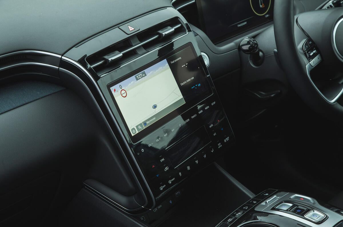 16 Hyundai Tucson 2021 road test review infotainment