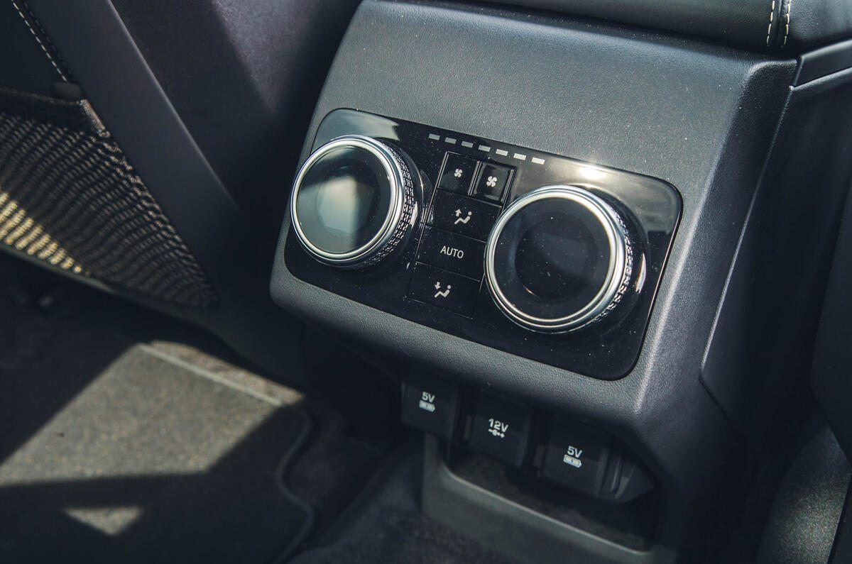 16 Jaguar i Pace Sport 400 RT 2023 rear centre console