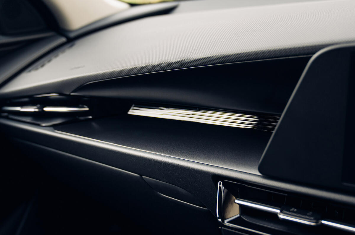 16 Kia Niro HEV FD 2022 base spec trim