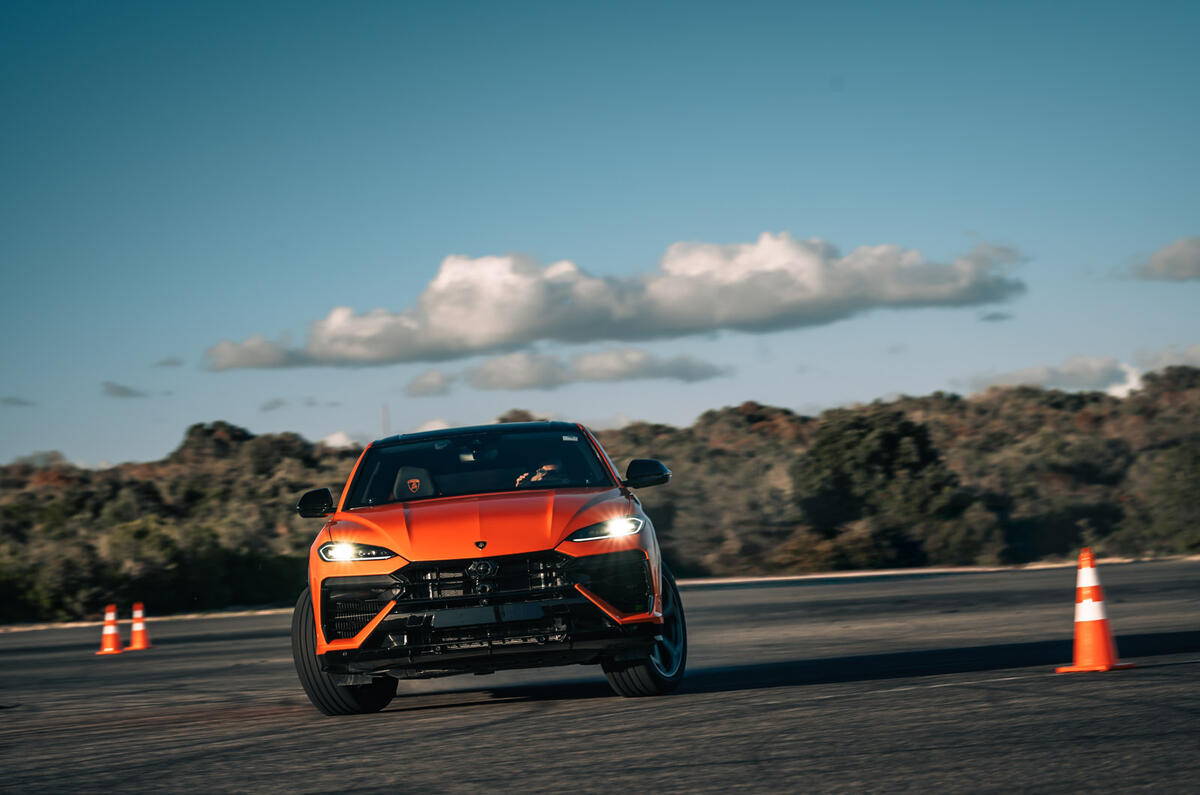 16 Lamborghini Urus SE 2024 compte-rendu de la dérive avant
