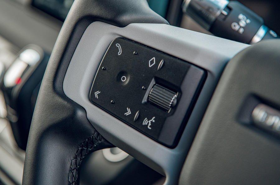 Land Rover Defender 2020 : examen de l'essai routier - commandes au volant
