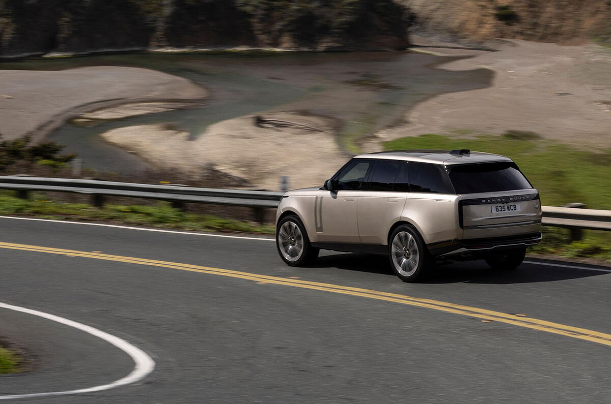 16 Land Rover Range Rover 2022 : premier essai routier, essai en virage arrière