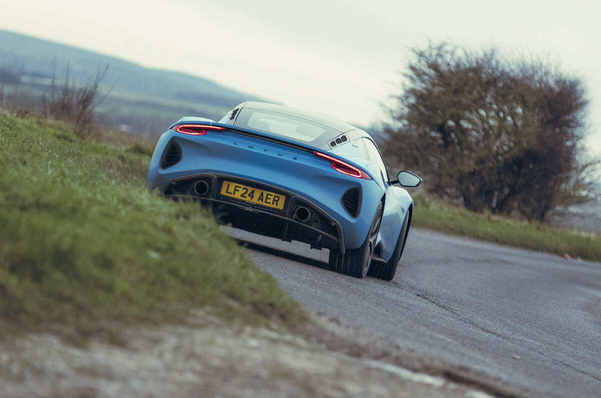 16 Lotus Emira V6 2025 Autocar road test review rear cornering (en anglais)