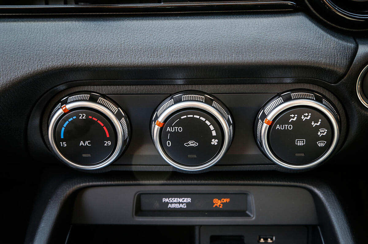 16 Mazda MX 5 RT update 2023 commandes de climatisation pas de sièges chauffants
