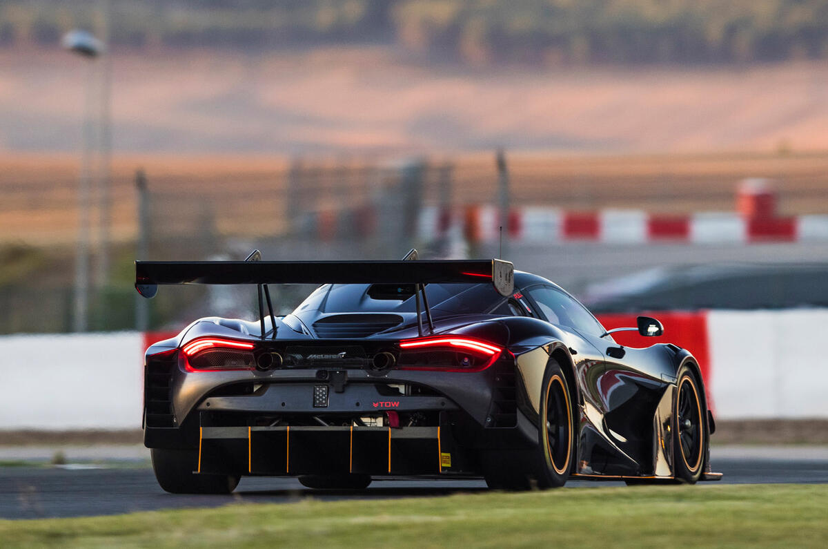 16 McLaren 720S GT3X 2021 premier essai essai arrière de la piste