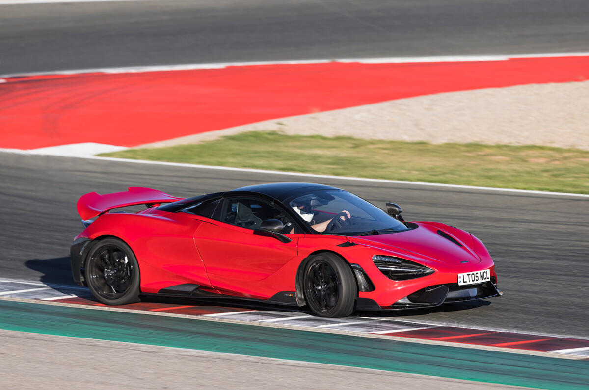 16 McLaren 765LT spider 2021 : essai de conduite en virage avant