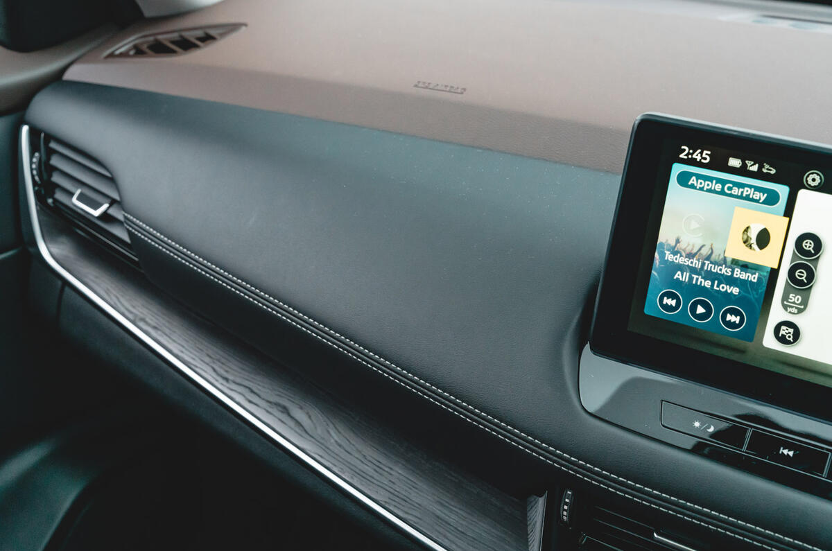 16 Nissan X Trail RT 2023 dash materials