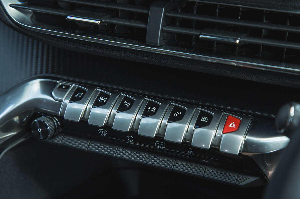 16 Peugeot 3008 2021 RT piano keys