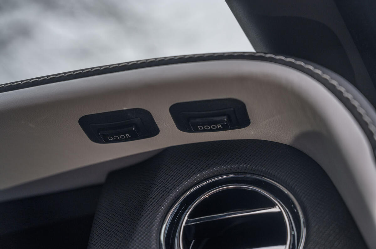 Rolls Royce Cullinan 2020 road test review - door close buttons