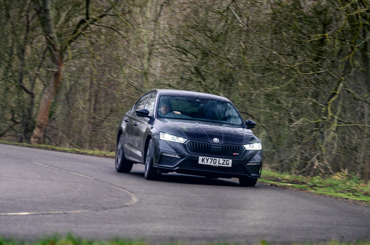 16 Skoda Octavia vRS TDI 2021 examen de l'essai routier dans les virages