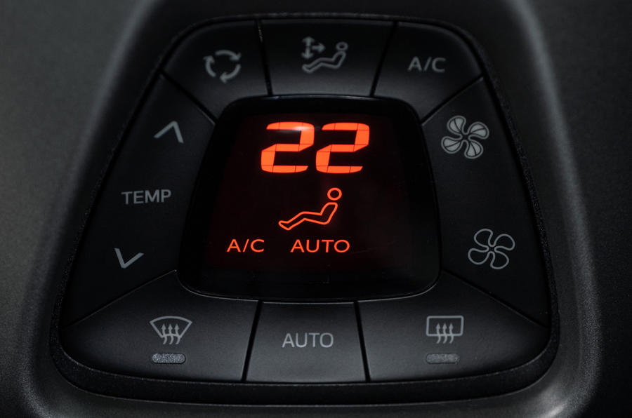 16 Toyota Aygo 2019 UE RT commandes de climatisation