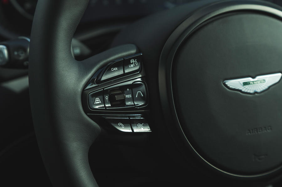 Examen de l'essai routier de l'Aston Martin DBX 2020 - boutons au volant