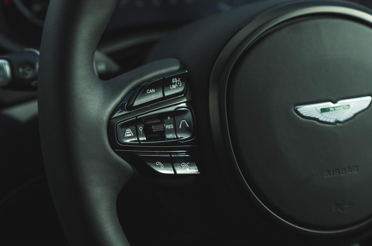 Examen de l'essai routier de l'Aston Martin DBX 2020 - boutons au volant
