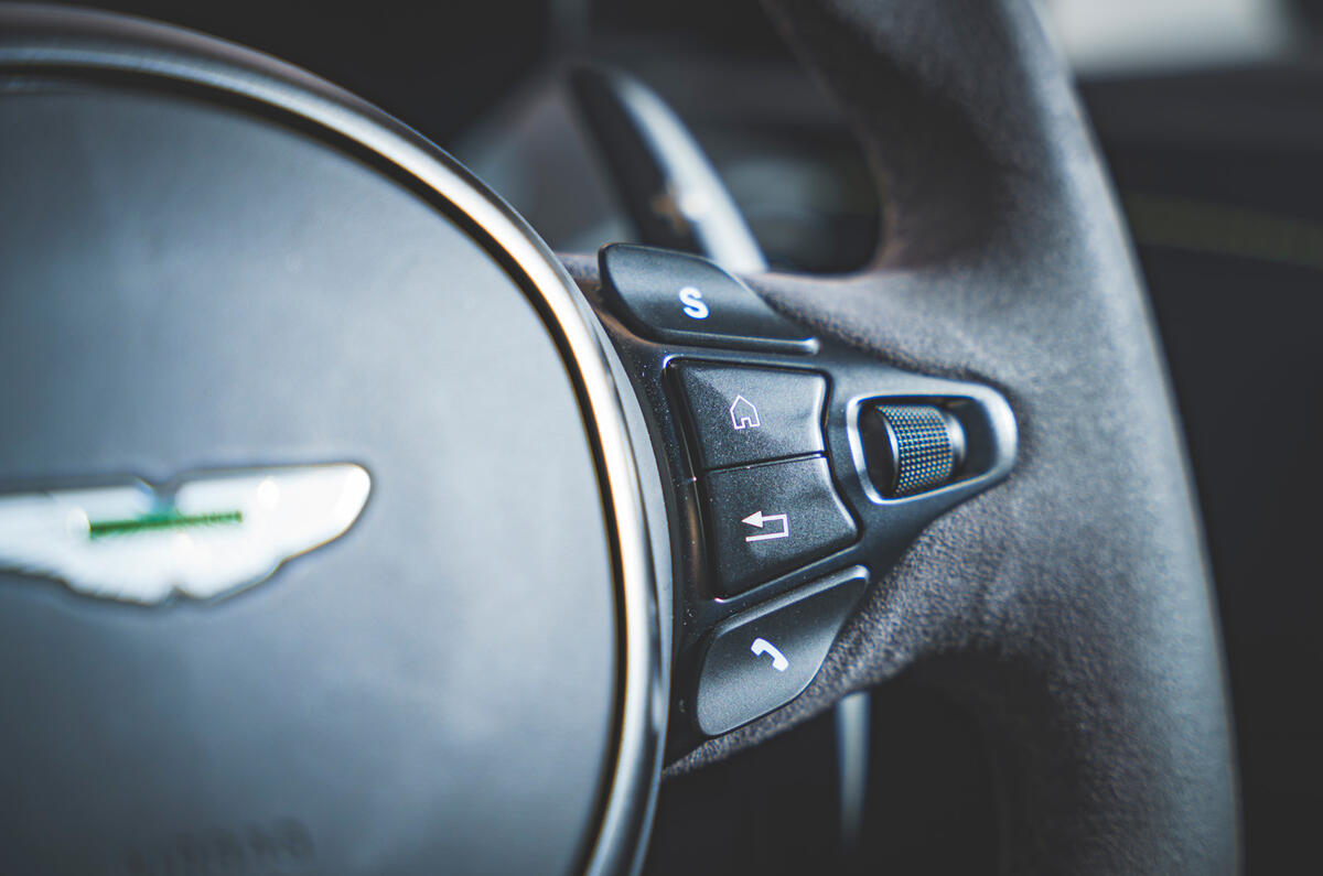 17 Aston Martin Vantage F1 2021 RT steering wheel