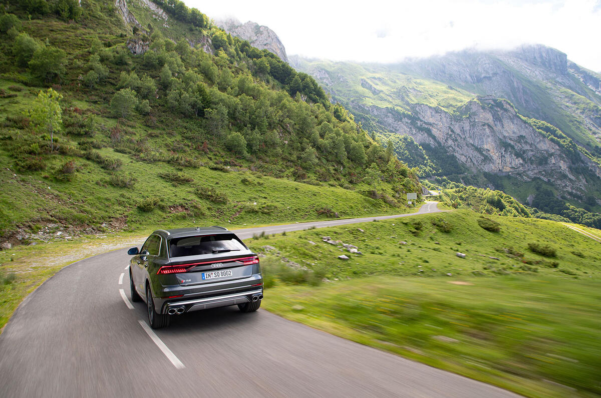 Audi SQ8 2019 road test review - on location