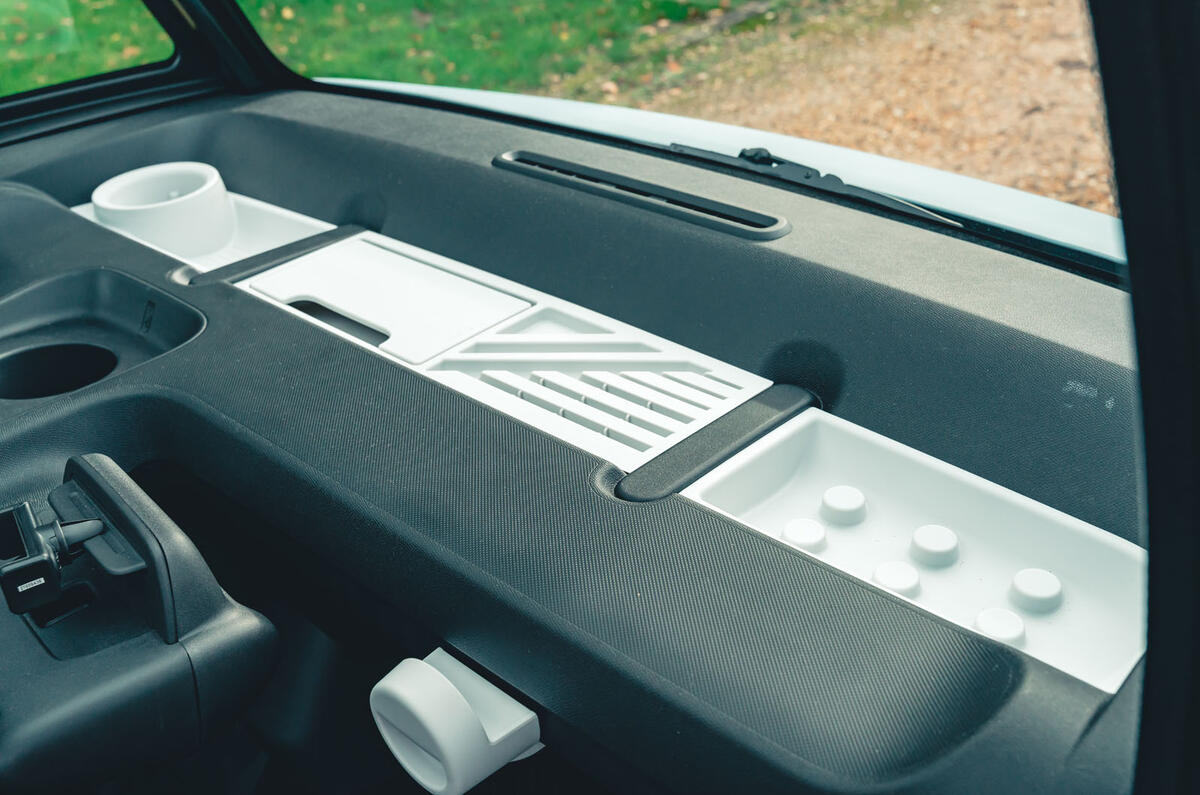 17 Citroen Ami RT 2023 dash trays