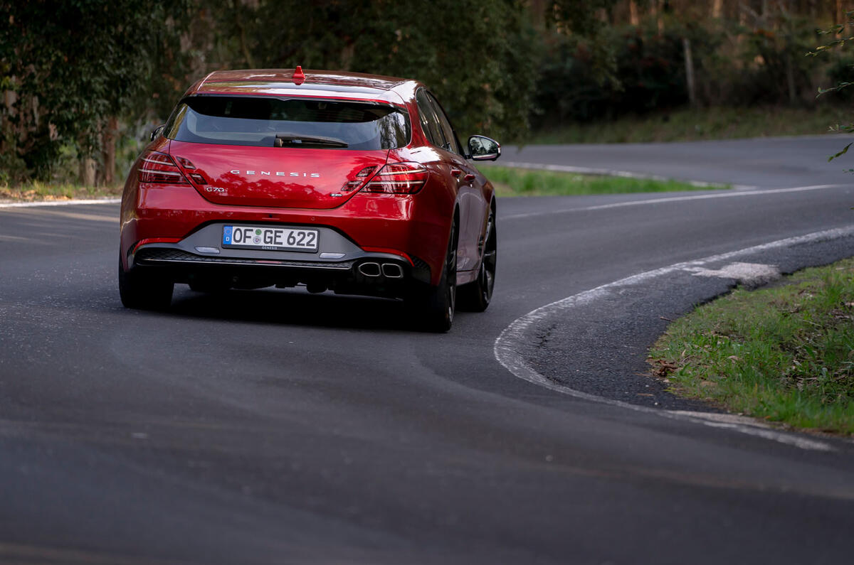 17 Genesis G70 Shooting brake 2021 premier essai routier en virage arrière