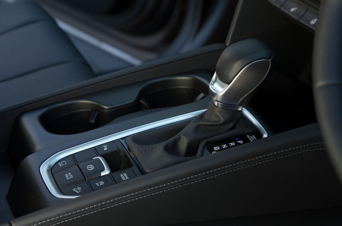 Hyundai Santa Fe 2019 road test review - gearstick