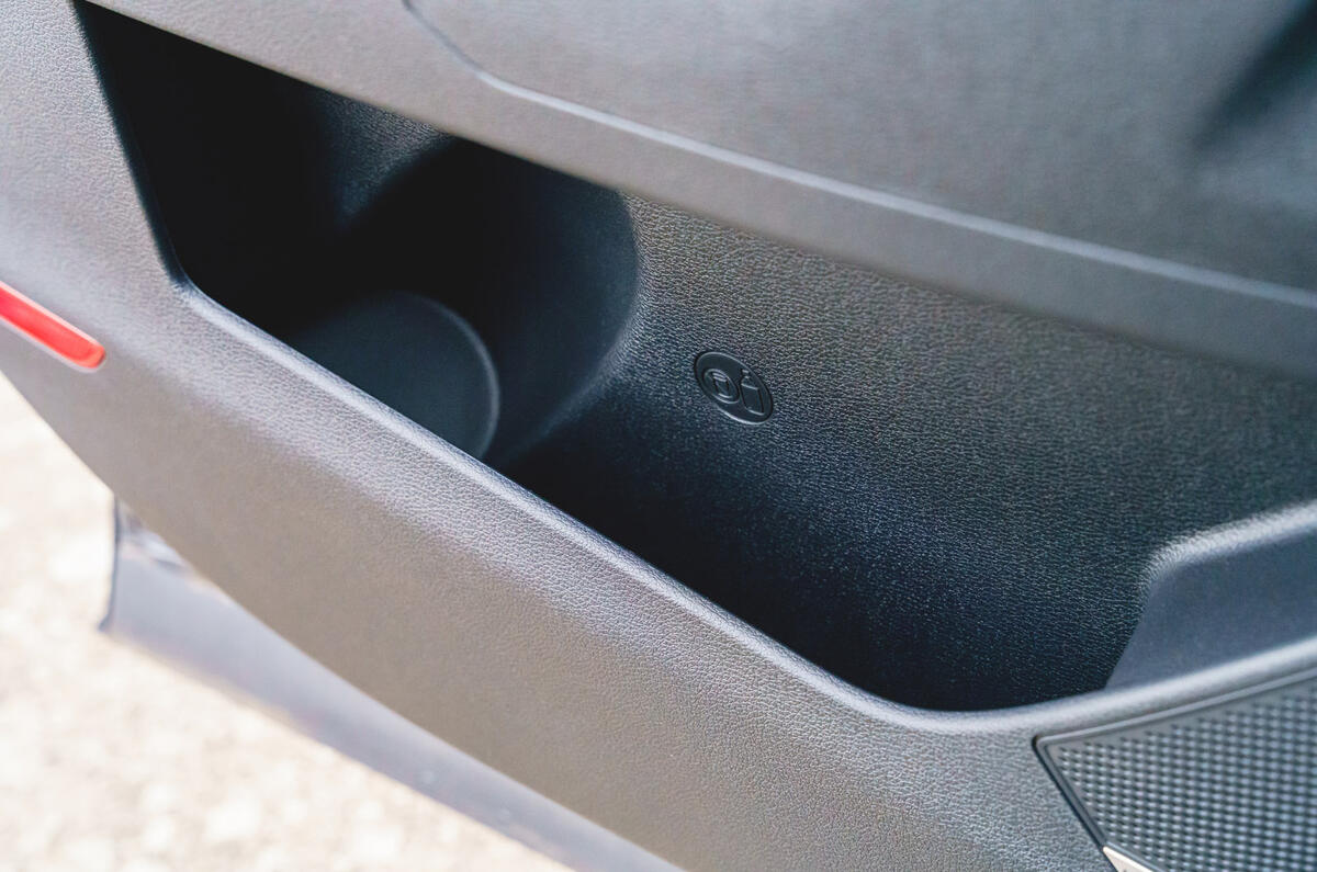 17 Kia Sportage 2022 RT door bin