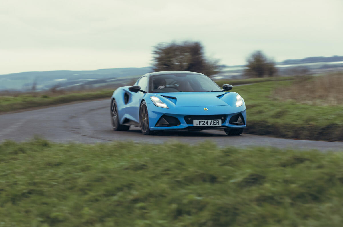 17 Lotus Emira V6 2025 Autocar road test review front cornering (en anglais)