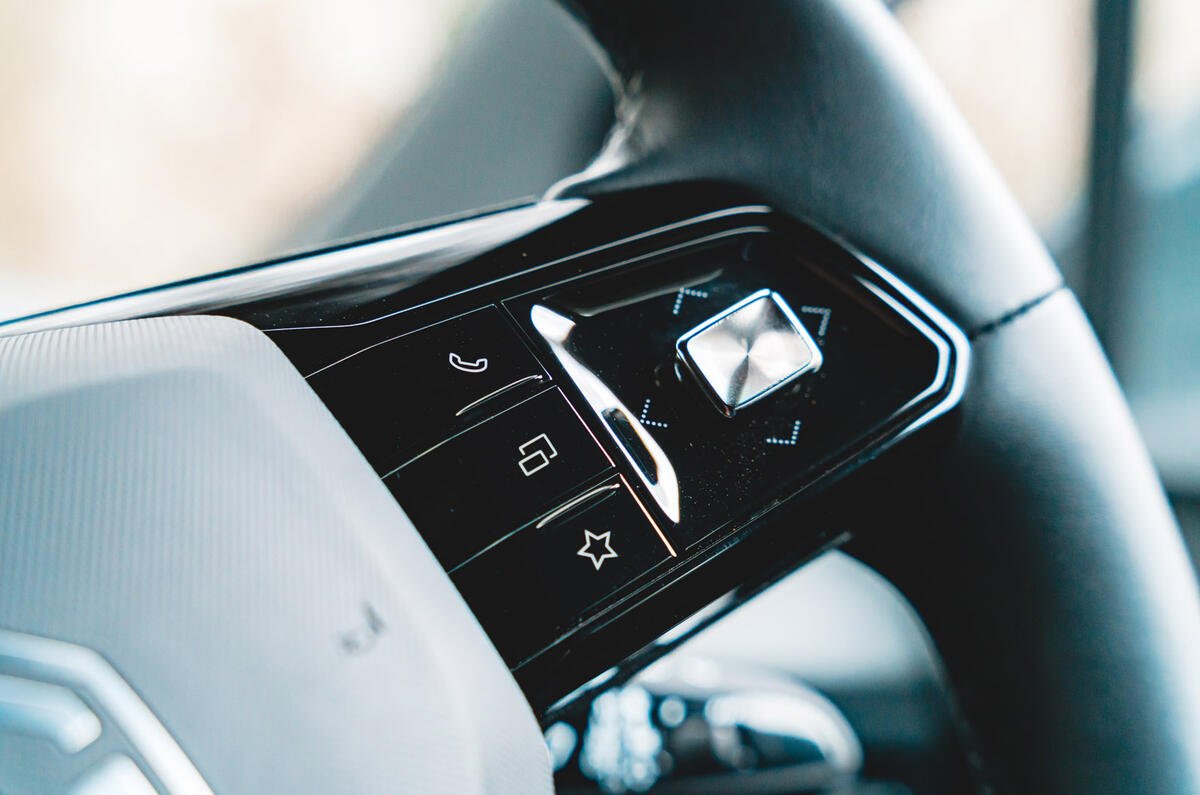 17 MG Motor MG4 EV Long Range RT 2023 steering wheel buttons