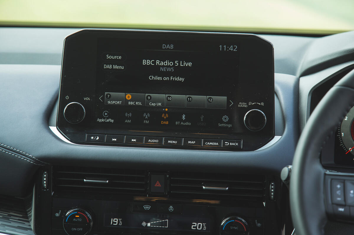 17 Nissan Qashqai 2021 RT infotainment