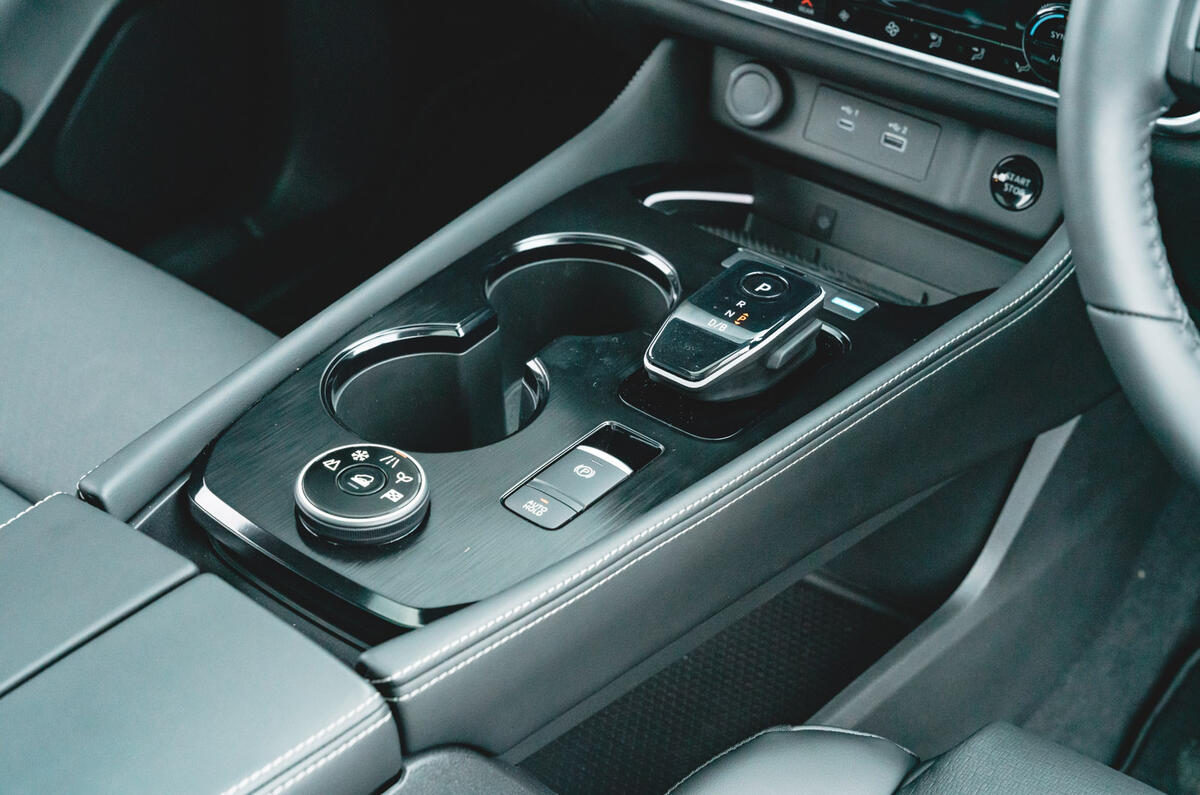 17 Nissan X Trail RT 2023 centre console