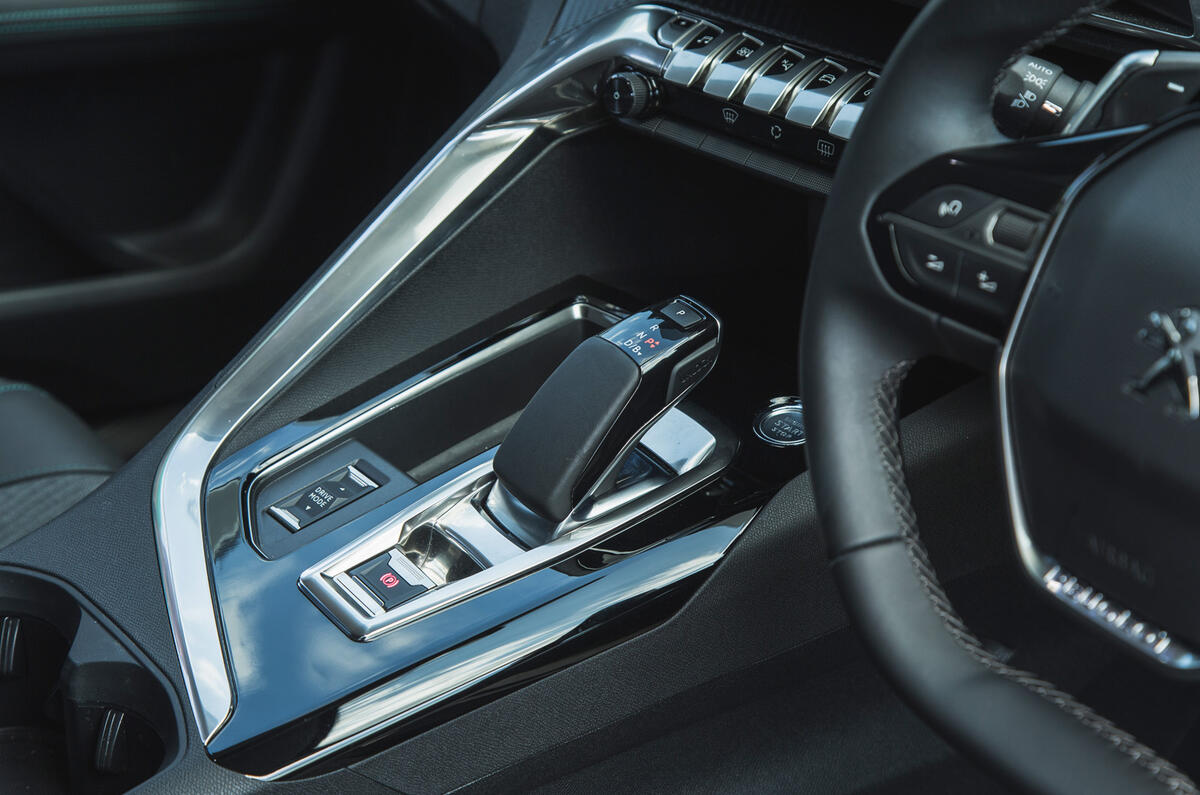 17 Peugeot 3008 2021 RT centre console