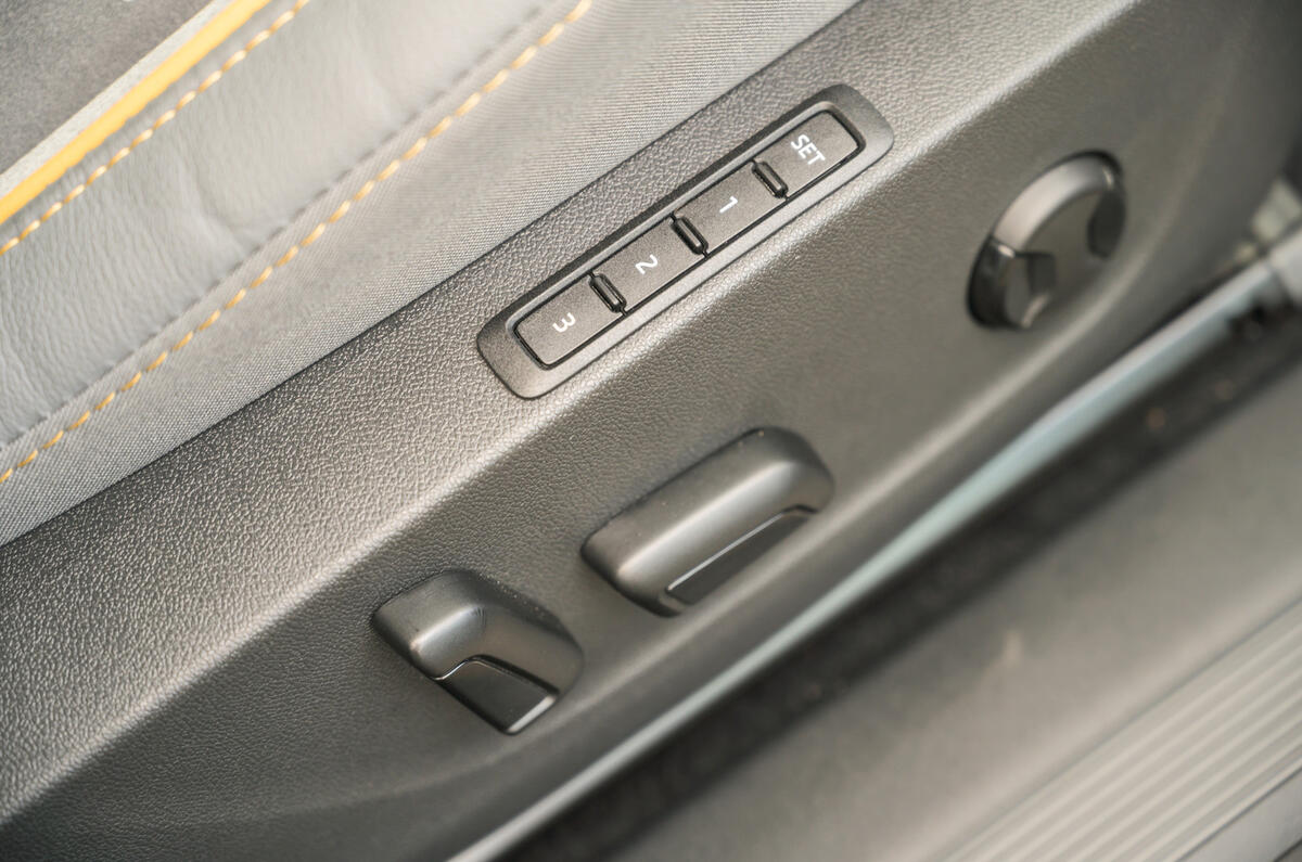 17 Skoda Enyaq IV 2021 RT seat controls