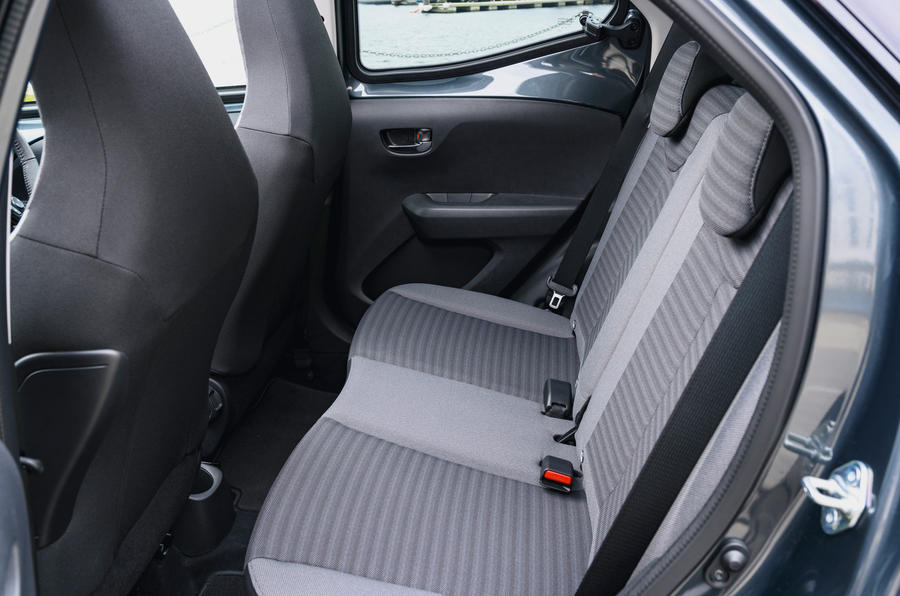 17 Toyota Aygo 2019 UE RT sièges arrière