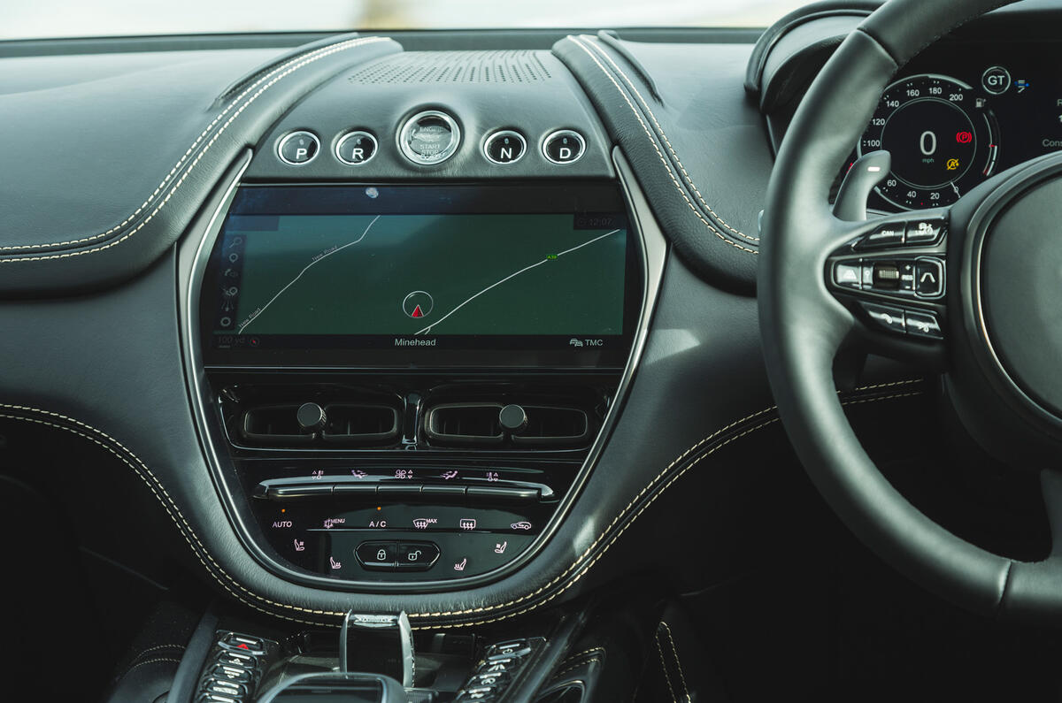 Examen de l'essai routier de l'Aston Martin DBX 2020 - infotainment