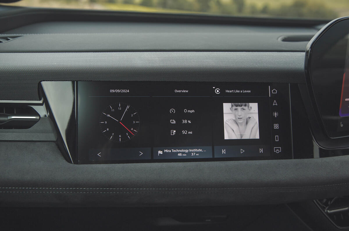 18 Audi Q6 E Tron 2024 compte-rendu de l'écran côté passager