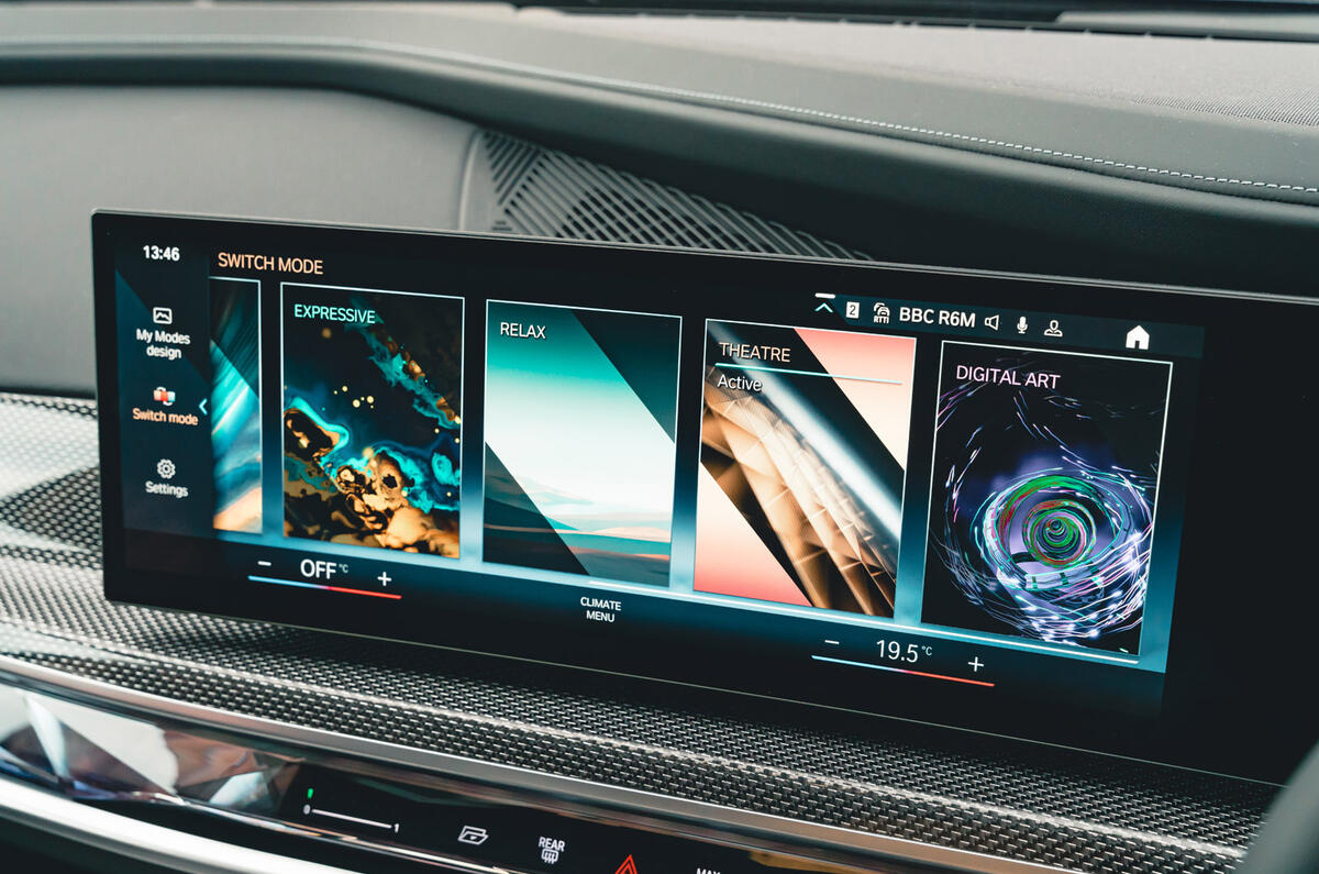 18 BMW I7 RT 2023 infotainment 3