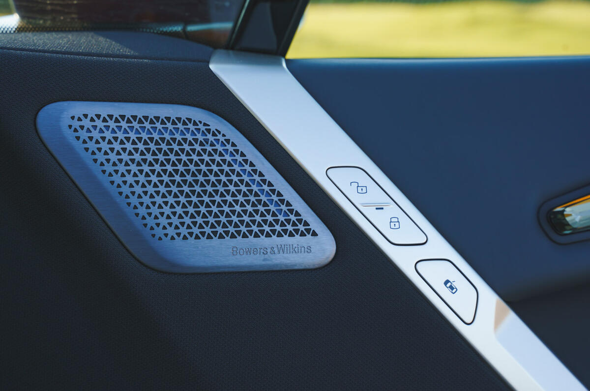 18 BMW iX 2022 road test review door cards