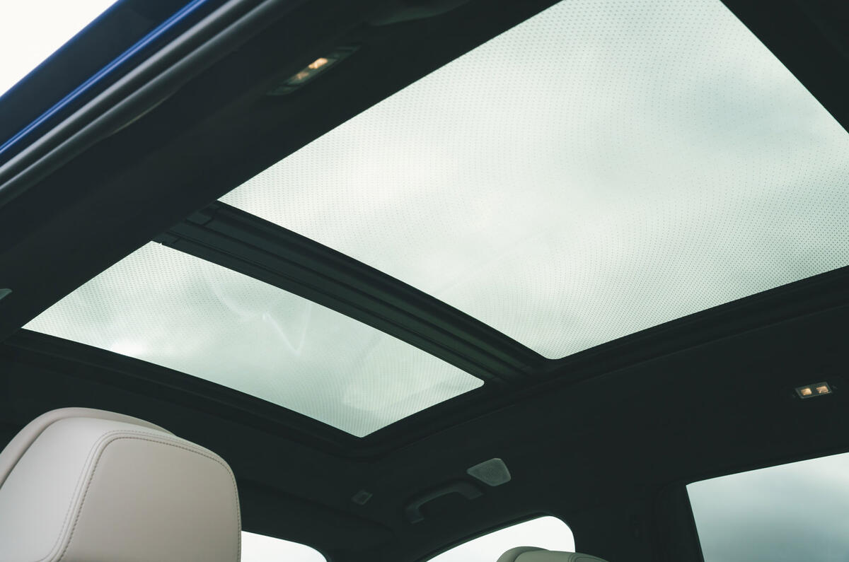 18 BMW X7 M60i RT 2023 panoramic sunroof